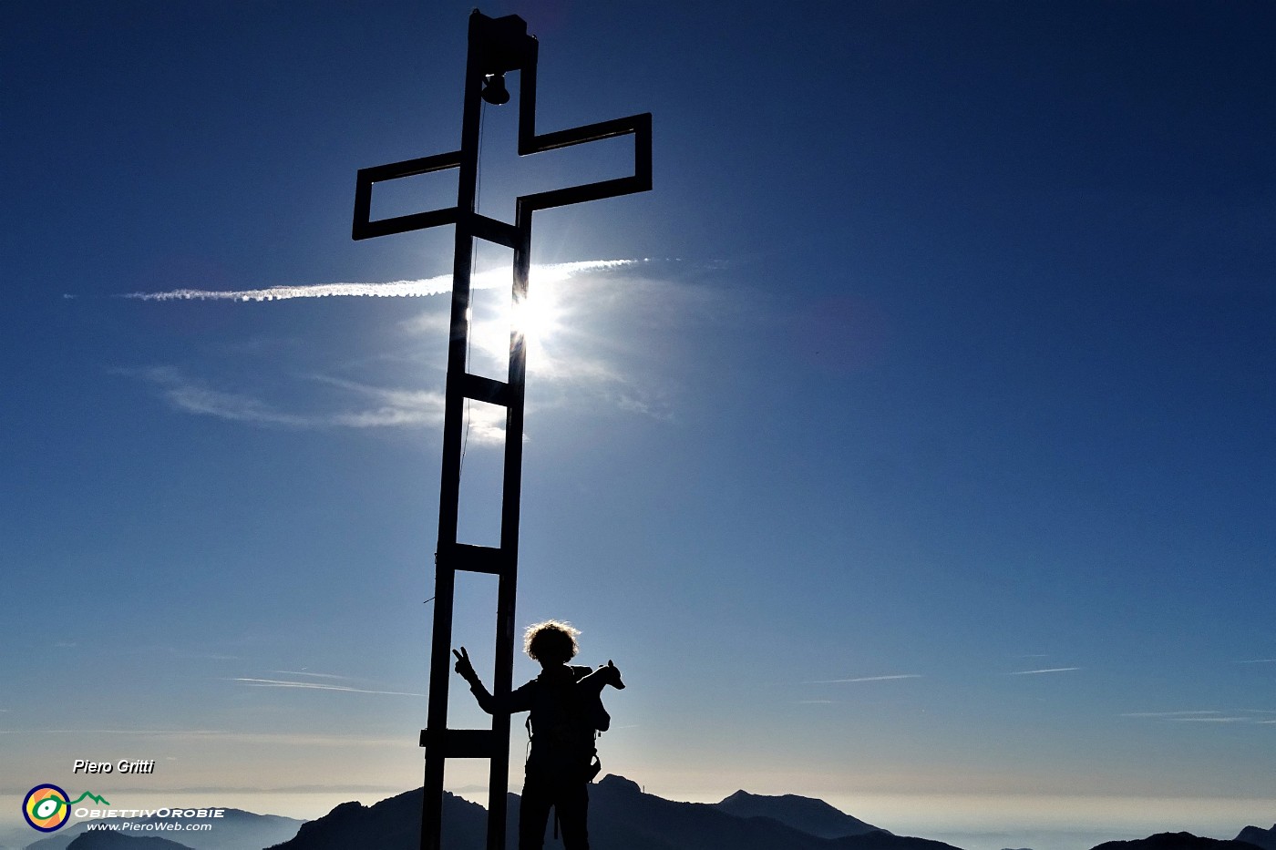 46 In pieno controsole la croce dello Zucco Sileggio (1373 m).JPG -                                